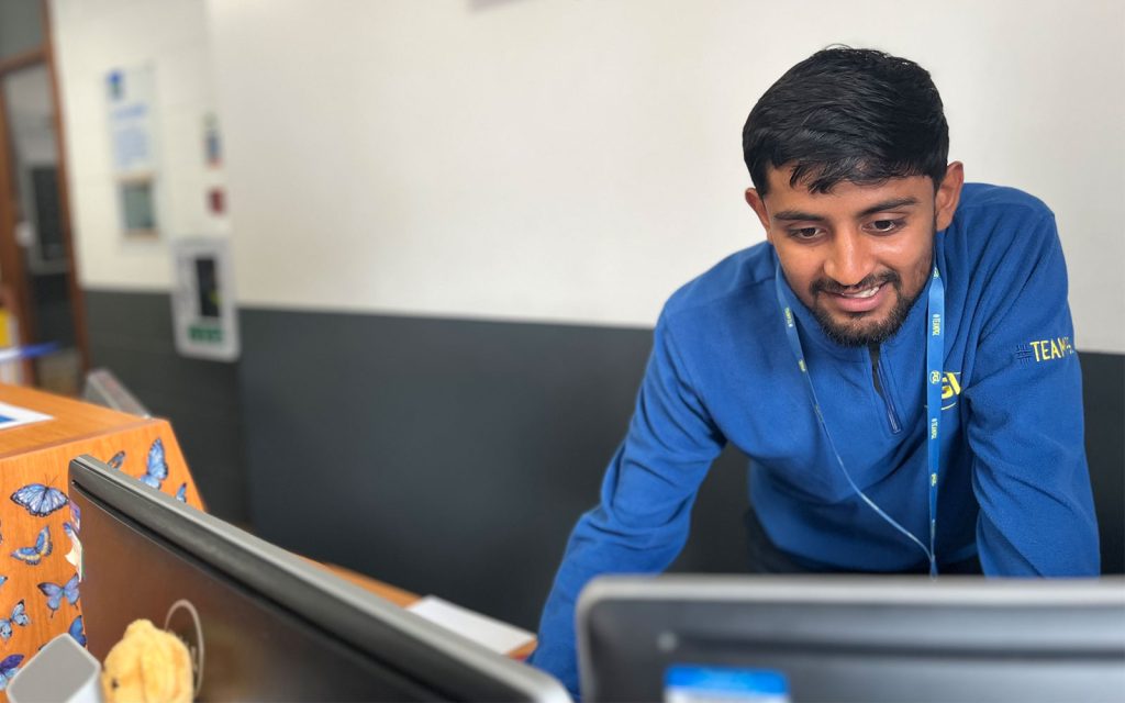 Guest Support Assistant checks computers screen